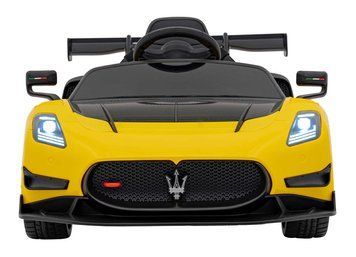Жовтий автомобіль Maserati MC20 GT2