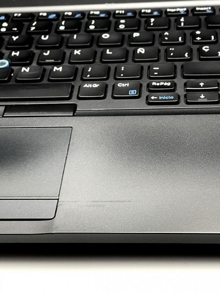 Ноутбук Dell Latitude 5590 Multitouch Intel Core i5 (i5-8350U) 4 Гб 512 Гб SSD (Вживаний - Клас B)