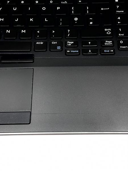Ноутбук Dell Latitude E5570 IPS Intel Core i5 (i5-6300U) 8 Гб 256 Гб SSD (Вживаний - Клас B)