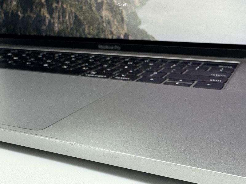 Ноутбук Apple MacBook Pro A1990 Retina Intel Core i7 (i7-9750H) 16 Гб 512 Гб SSD Клас B (GNB1225052) Б/В
