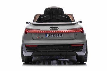 Автомобіль Audi SQ8 сірого кольору